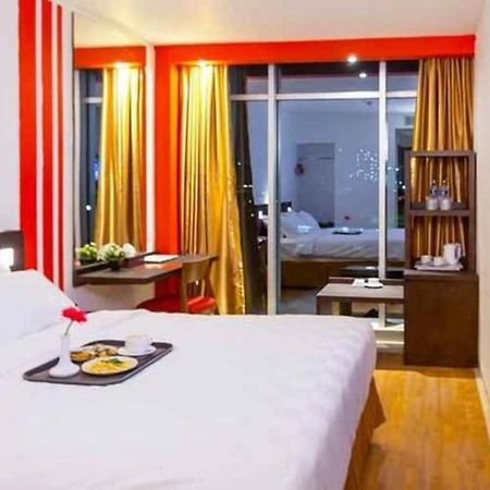 Redstar Hotel Giacarta Esterno foto