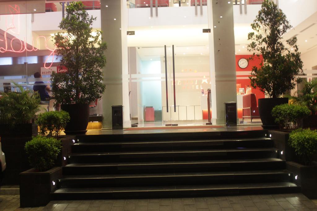 Redstar Hotel Giacarta Esterno foto