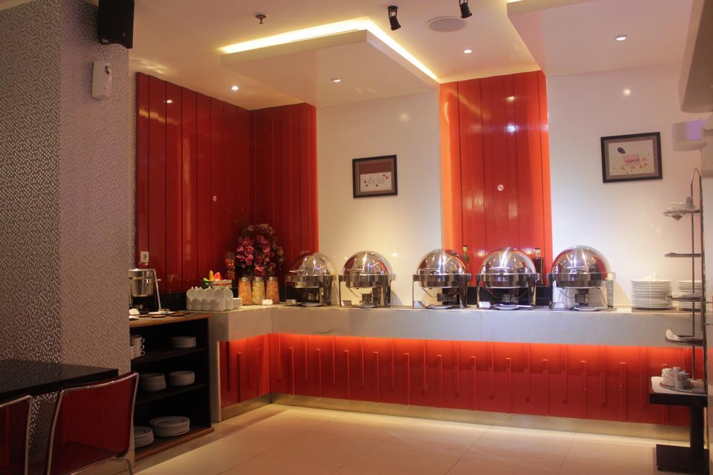 Redstar Hotel Giacarta Esterno foto