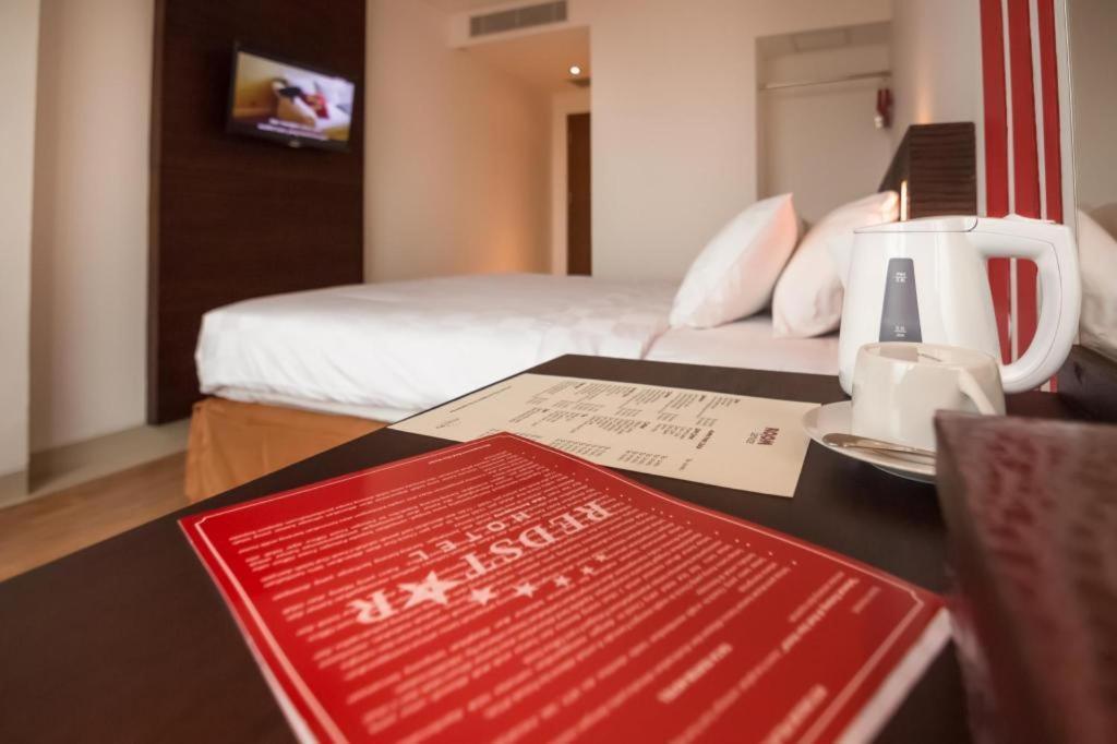 Redstar Hotel Giacarta Esterno foto