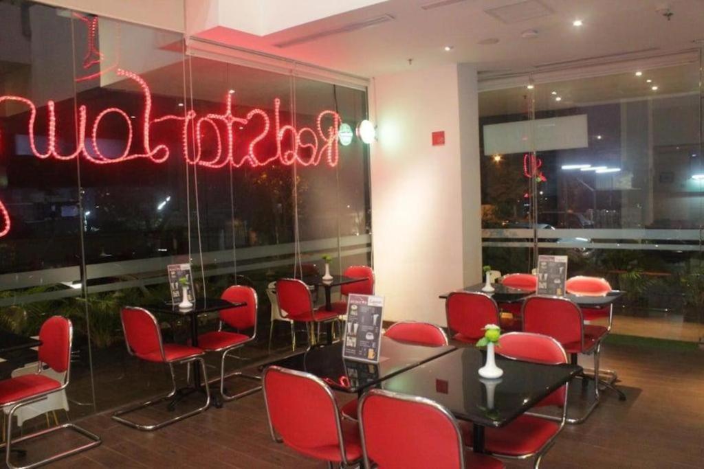 Redstar Hotel Giacarta Esterno foto