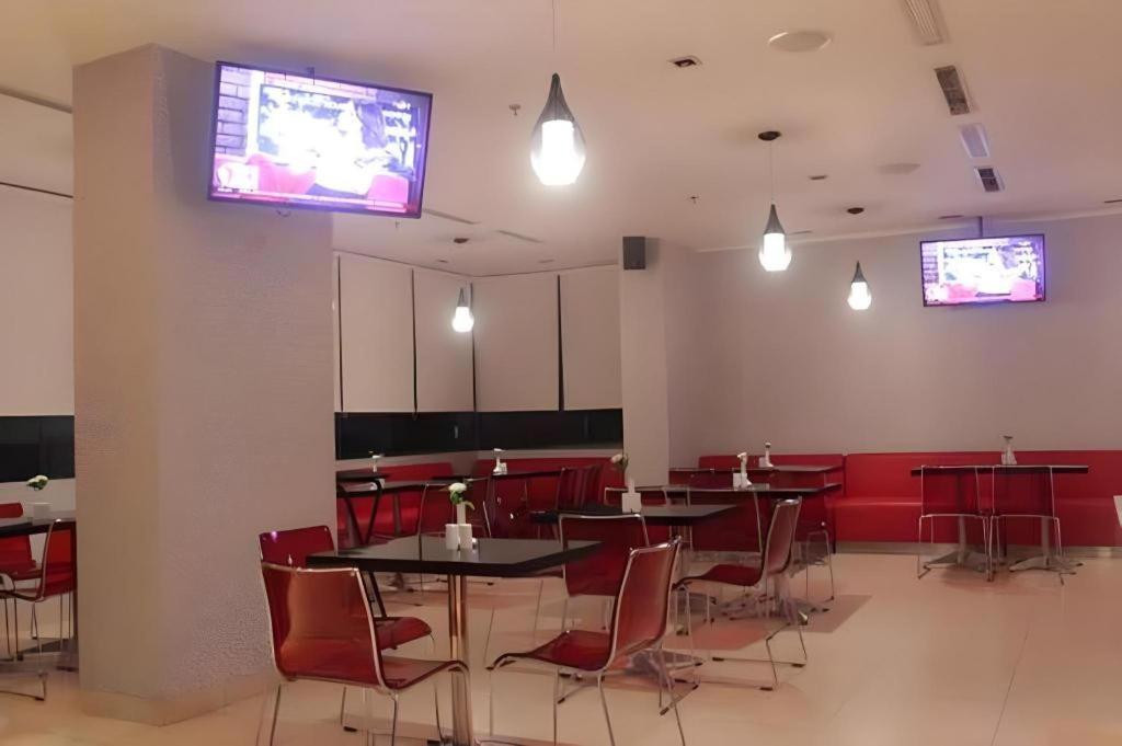 Redstar Hotel Giacarta Esterno foto