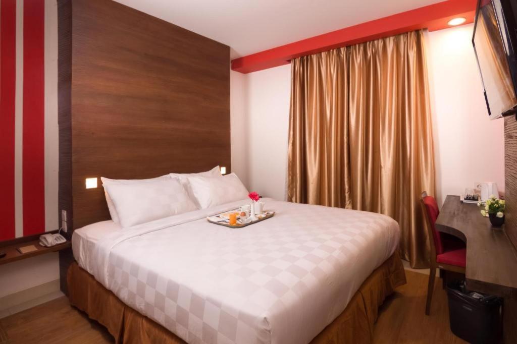 Redstar Hotel Giacarta Esterno foto