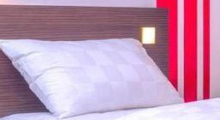 Redstar Hotel Giacarta Esterno foto