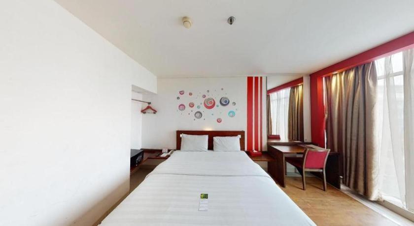 Redstar Hotel Giacarta Esterno foto