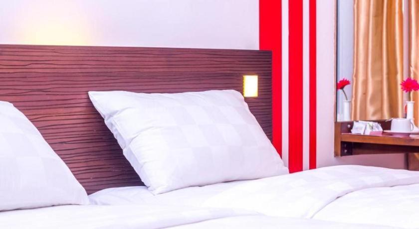 Redstar Hotel Giacarta Esterno foto