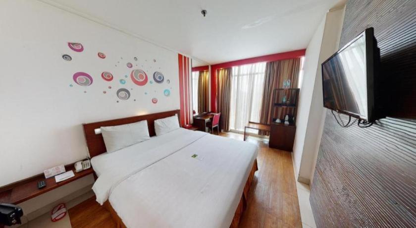 Redstar Hotel Giacarta Esterno foto