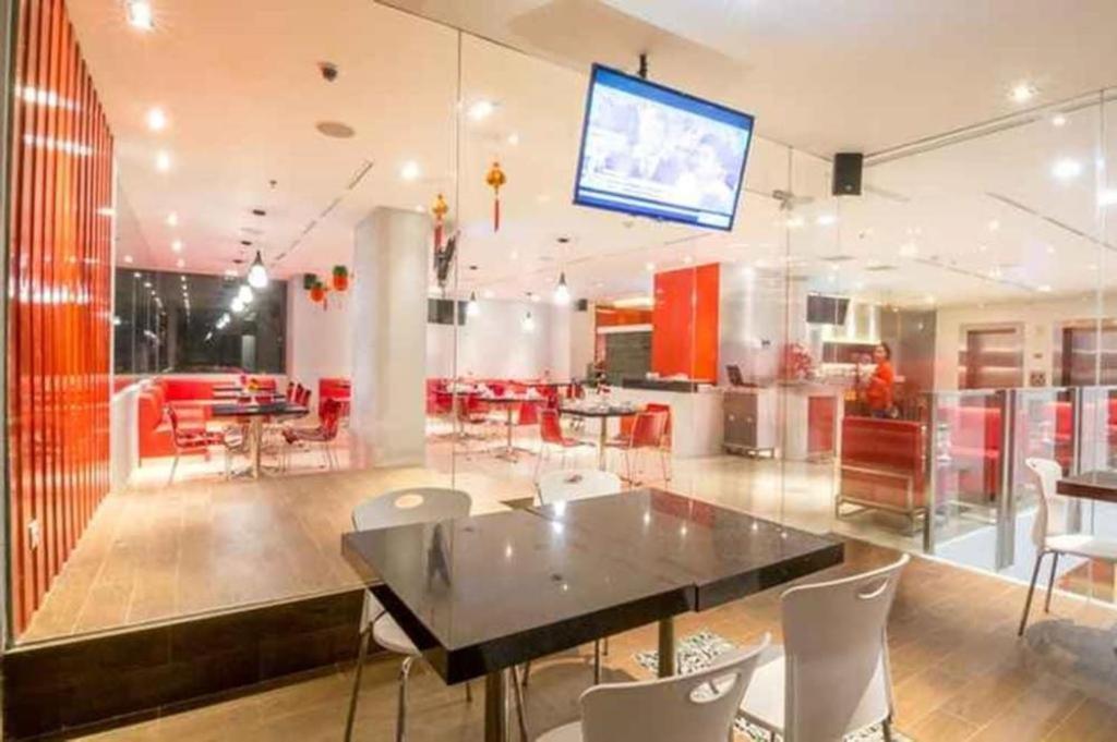 Redstar Hotel Giacarta Esterno foto
