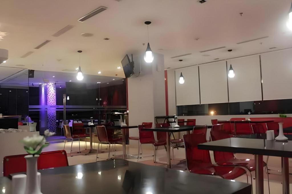 Redstar Hotel Giacarta Esterno foto