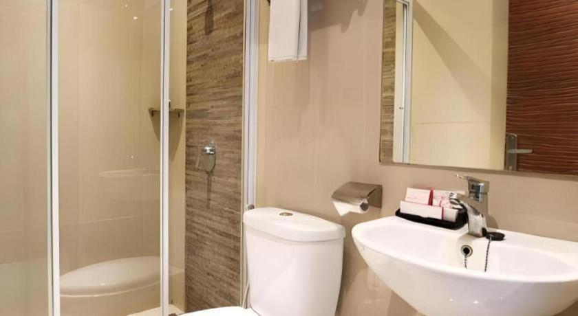 Redstar Hotel Giacarta Esterno foto