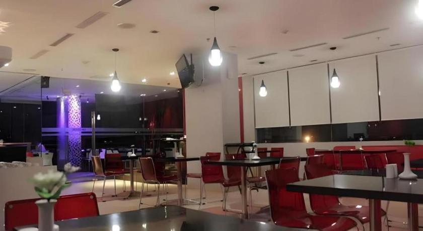 Redstar Hotel Giacarta Esterno foto