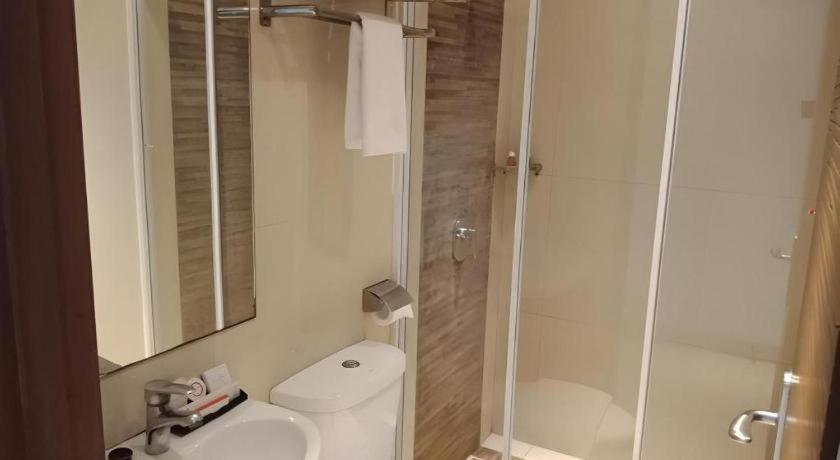 Redstar Hotel Giacarta Esterno foto