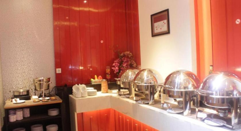 Redstar Hotel Giacarta Esterno foto