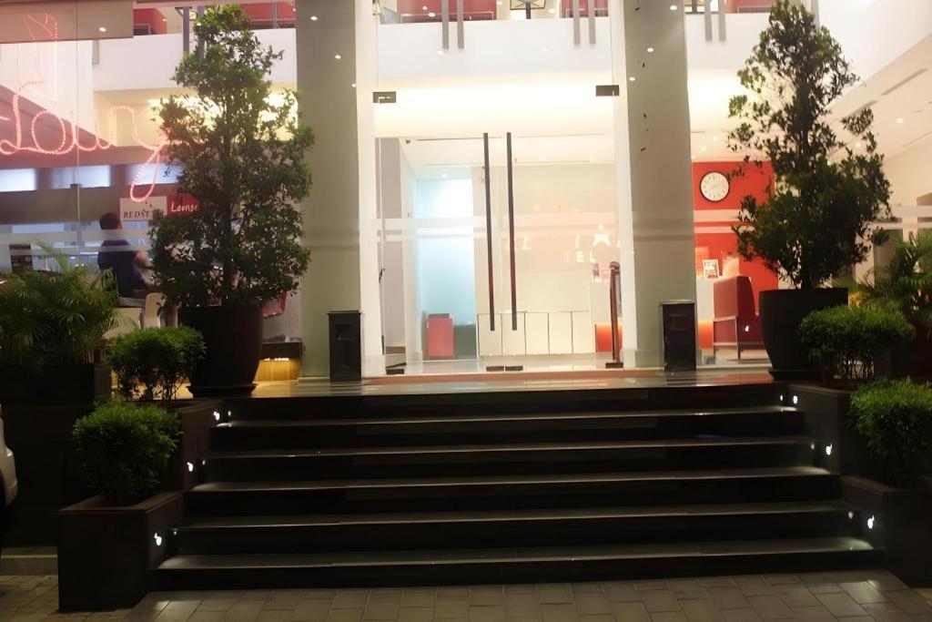 Redstar Hotel Giacarta Esterno foto